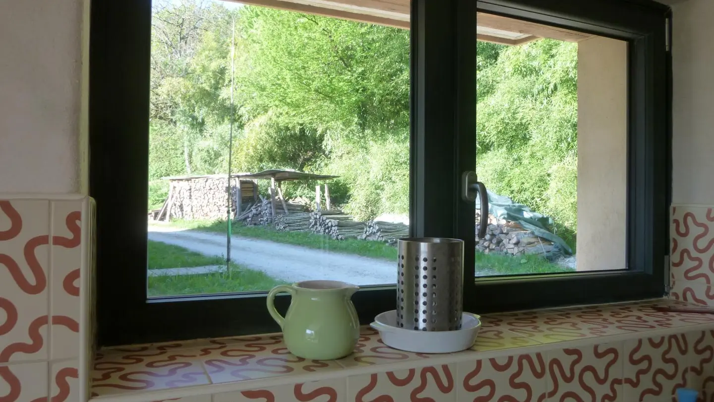 regard par la fenêtre de la cuisine coté sud