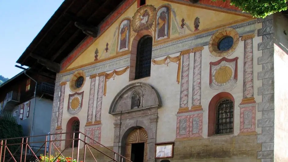Très belle Eglise avec son élégant clocher à bulbe