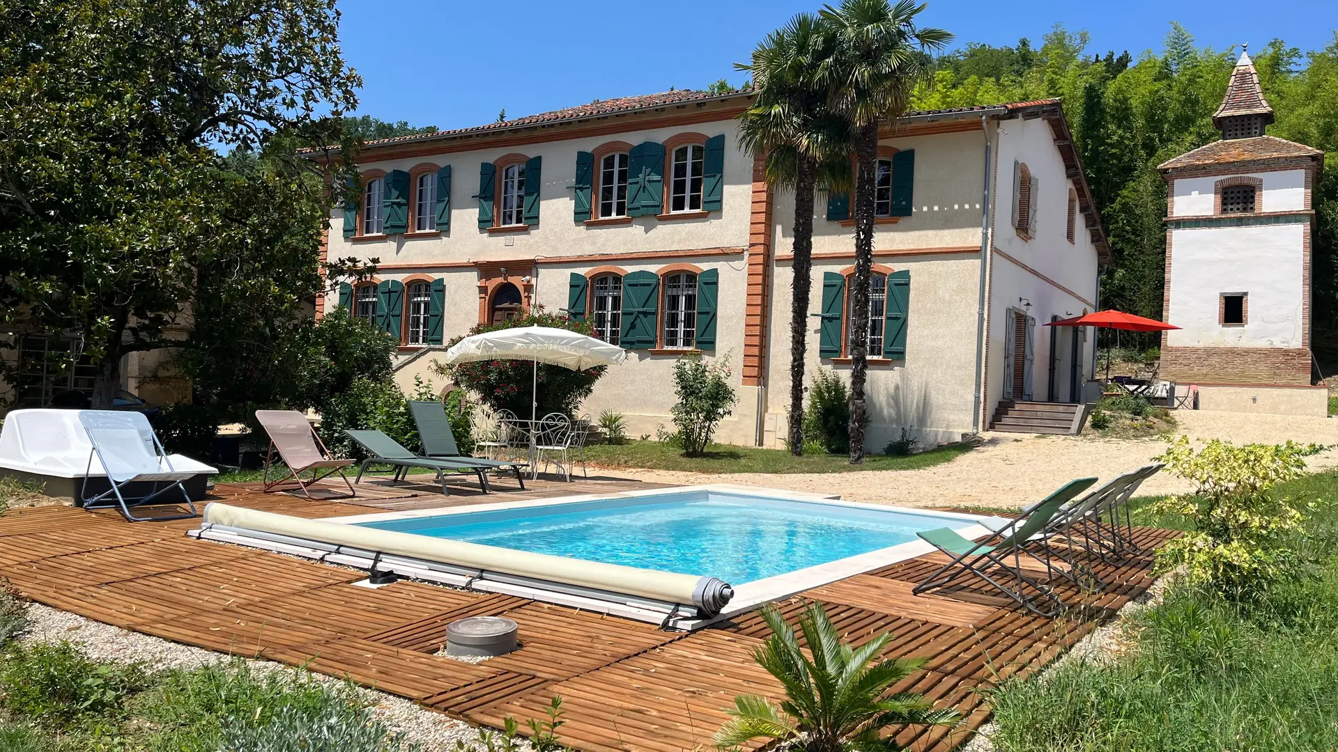 Terrasse de la piscine