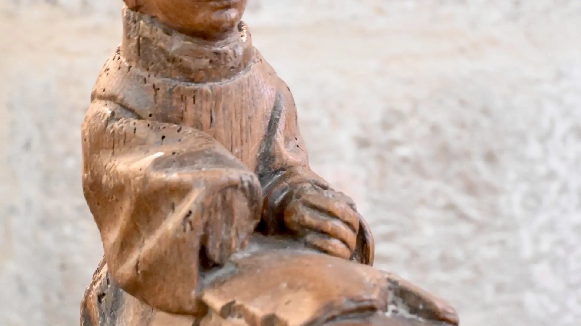Détail sculpté d'une stalle en bois