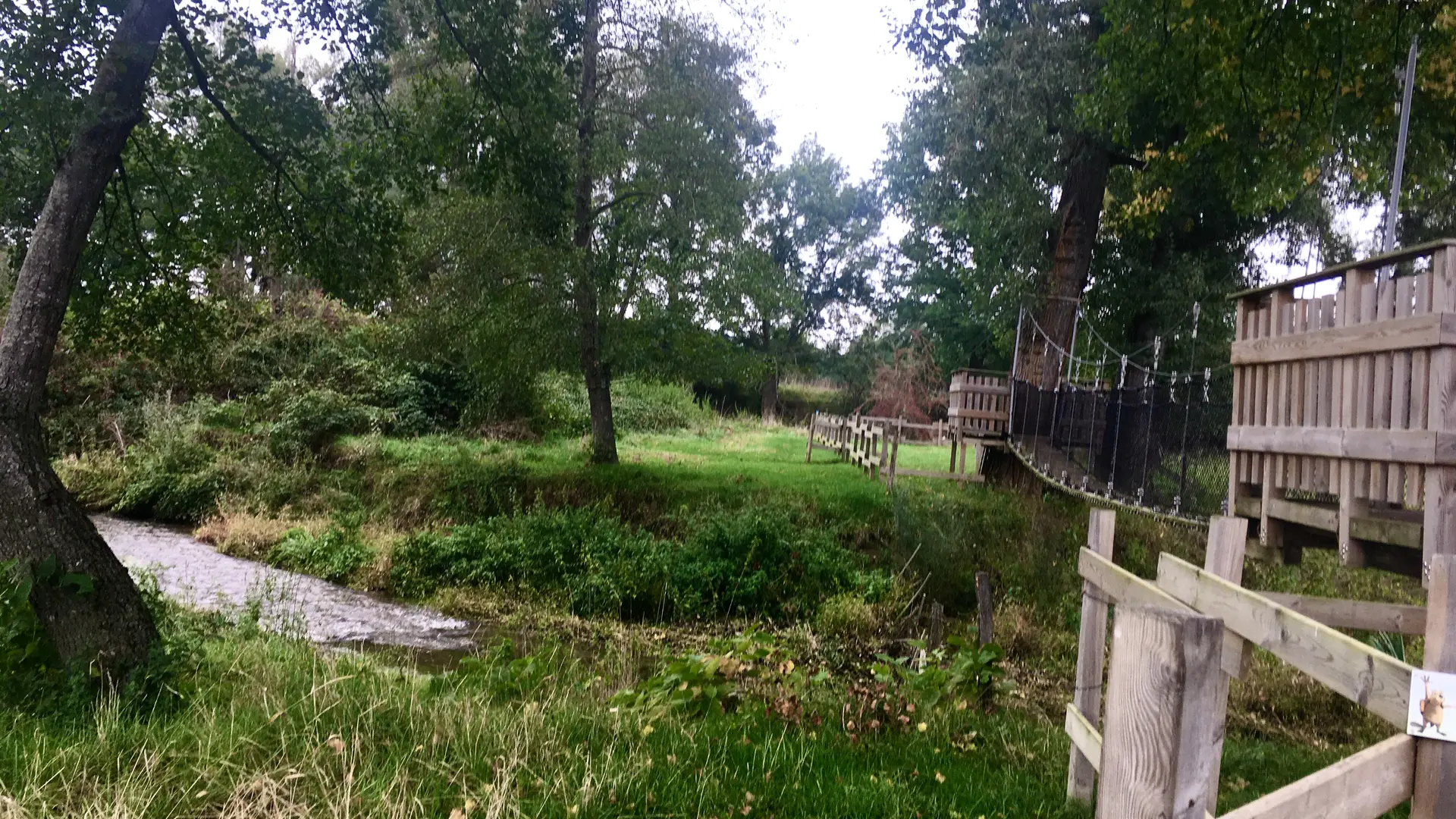 Traversez la passerelle