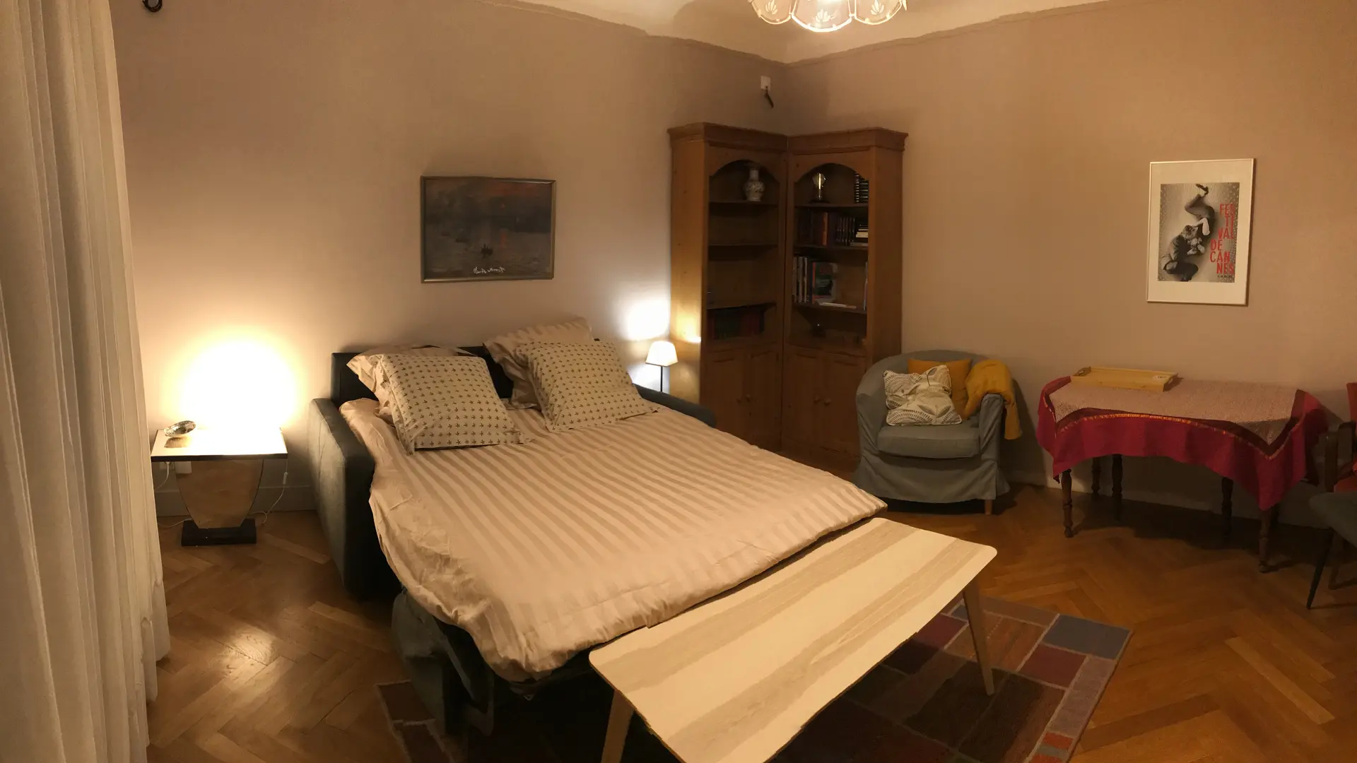 Salon avec canapé convertible grand confort