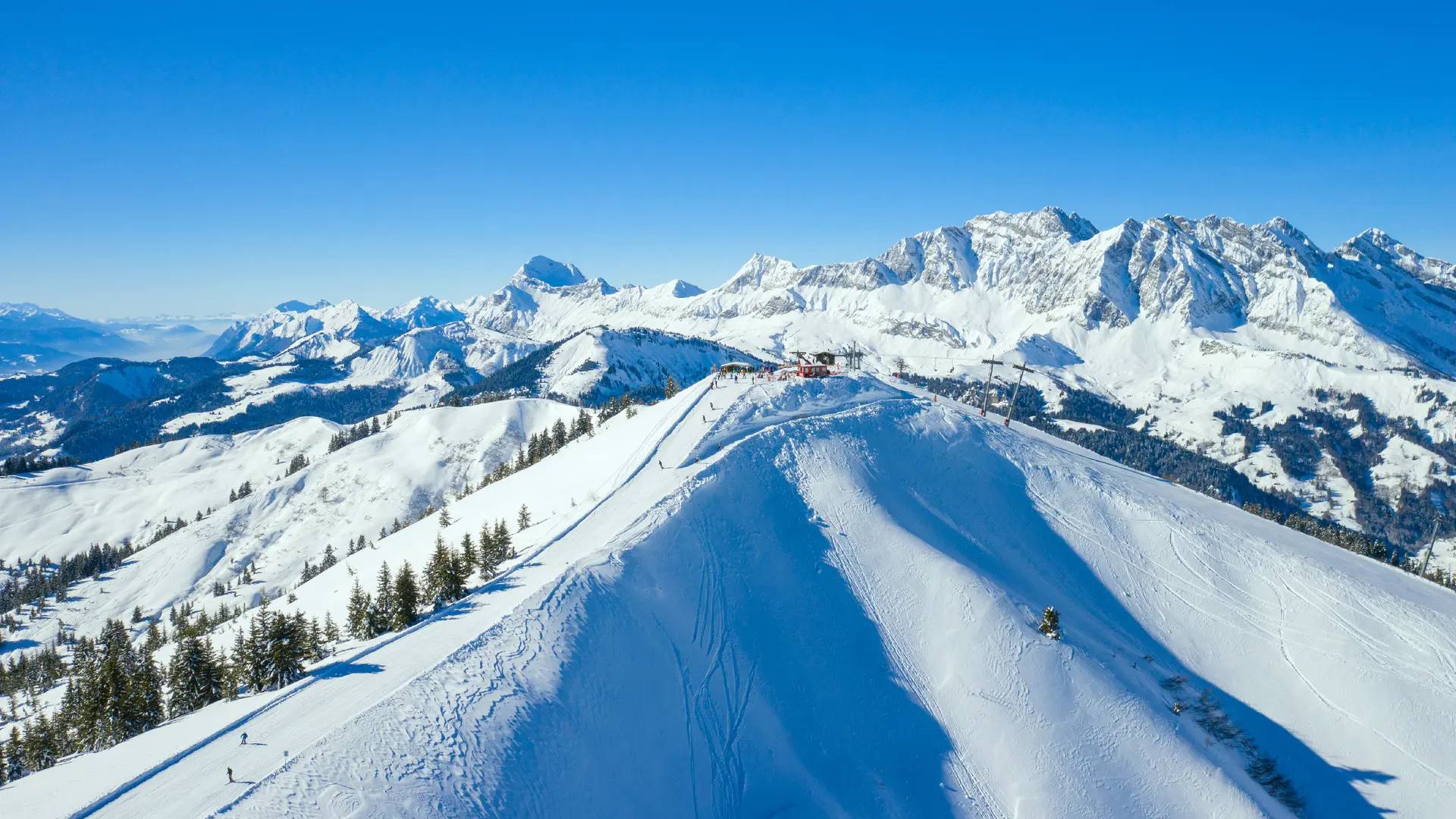 Vue aérienne du sommet du Torraz avec les Aravis en arrière-plan sur le Domaine de La Giettaz