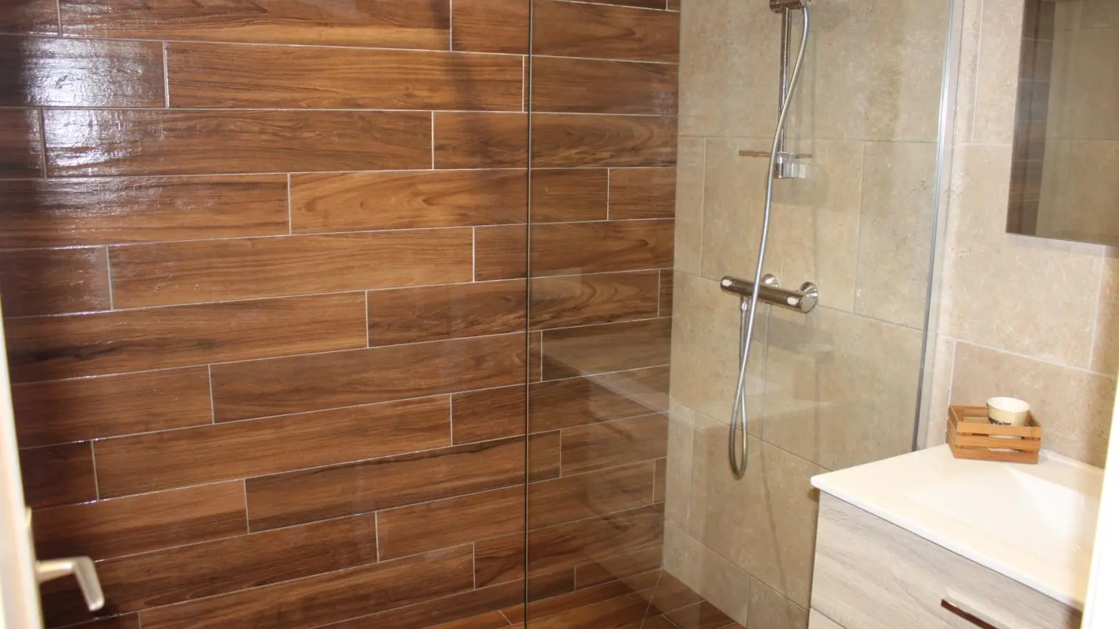 Gîte le Moderne-Salle d'eau-Contes-Gîtes de France Alpes-Maritimes