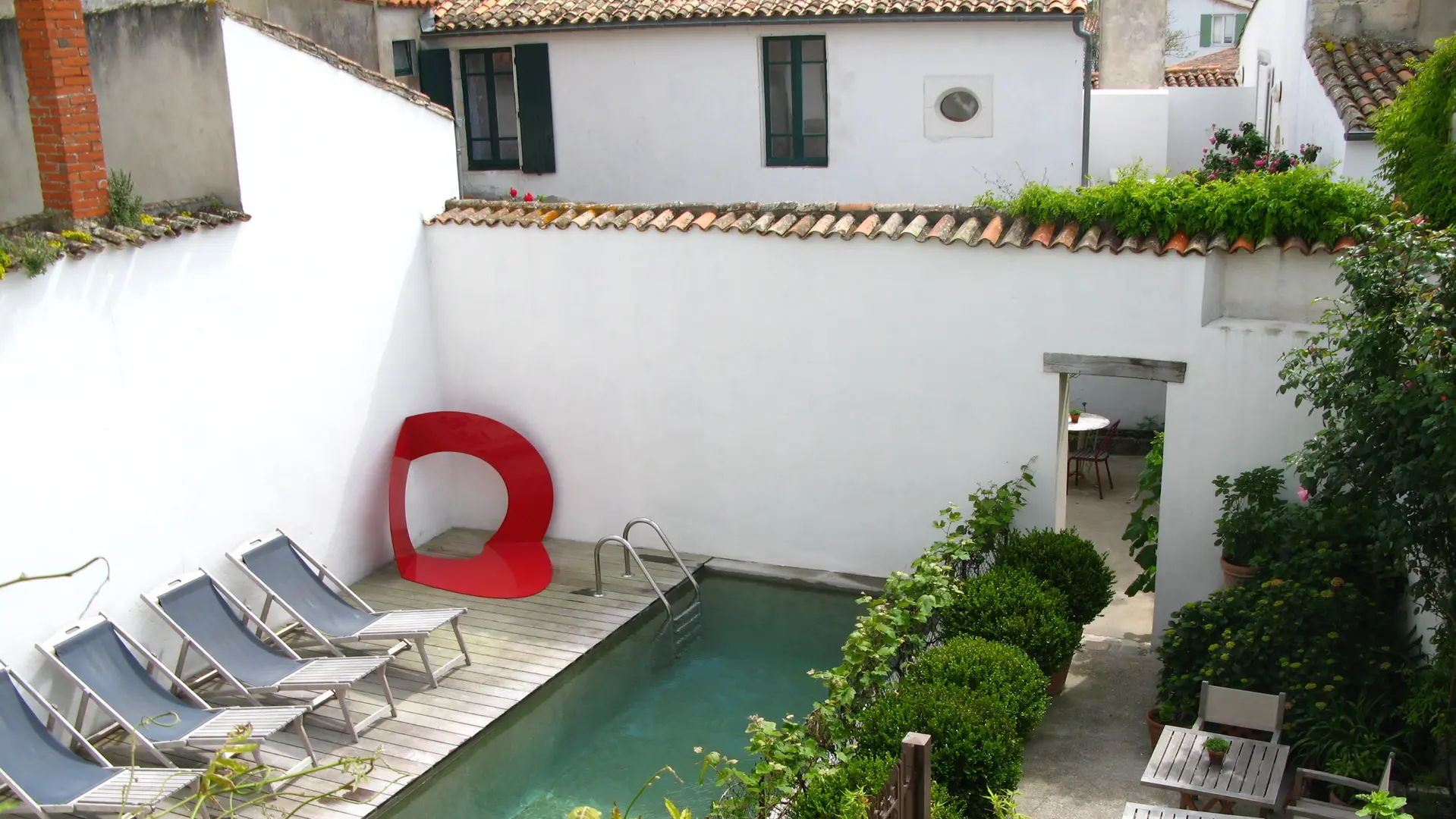 piscine chauffée jardin transat