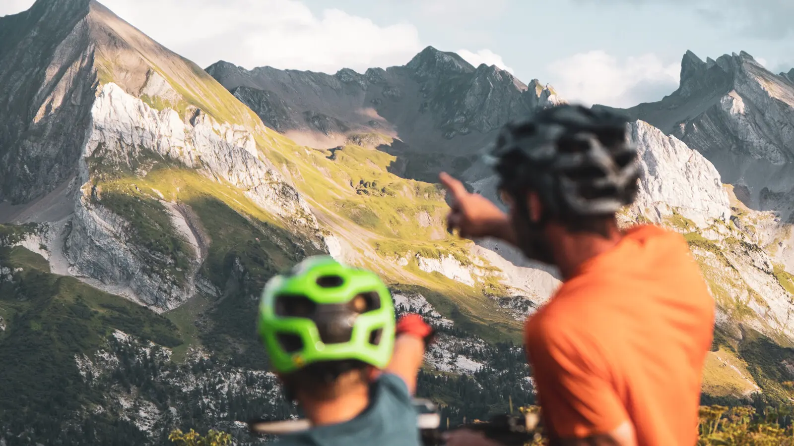 VTTiste et son fils contemplant la chaîne des Aravis