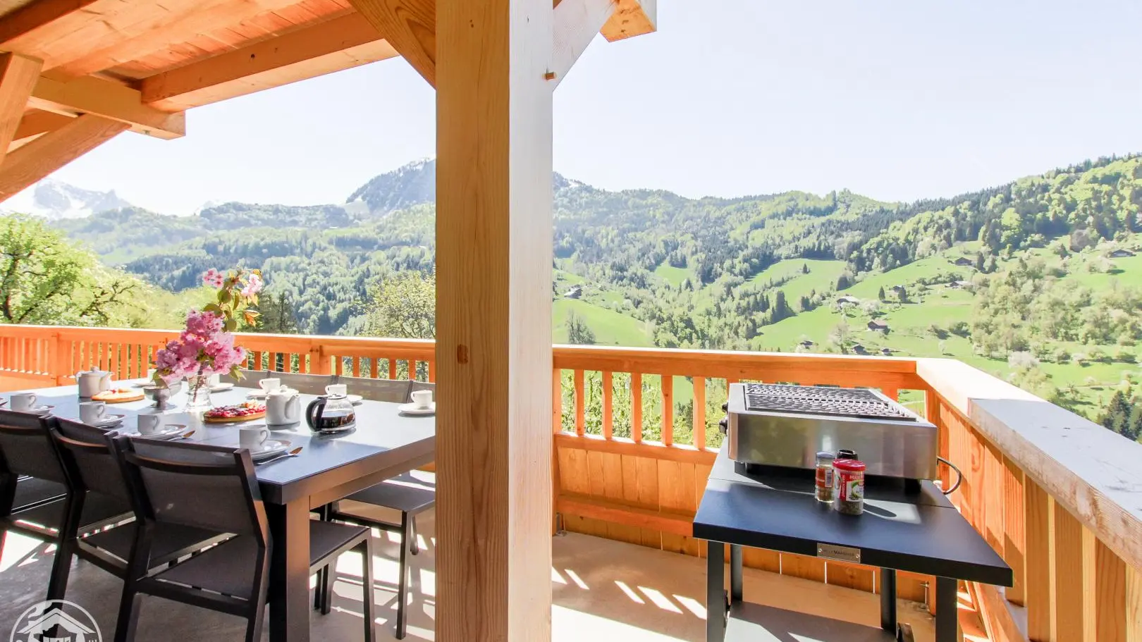 Balcon-terrasse avec vue panoramique sur les montagnes