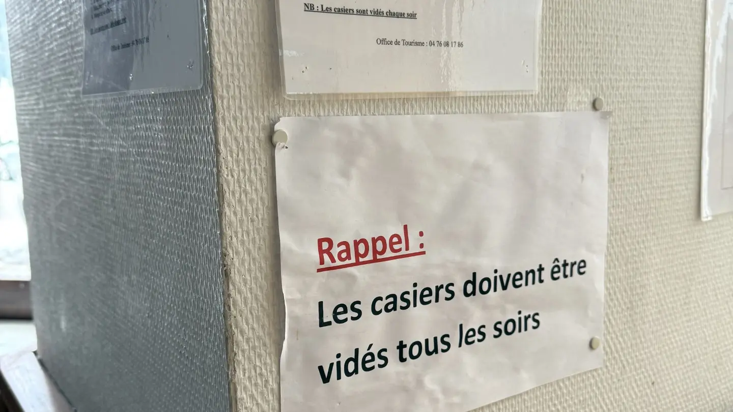 Affiche indiquant l'heure de fermeture des casiers