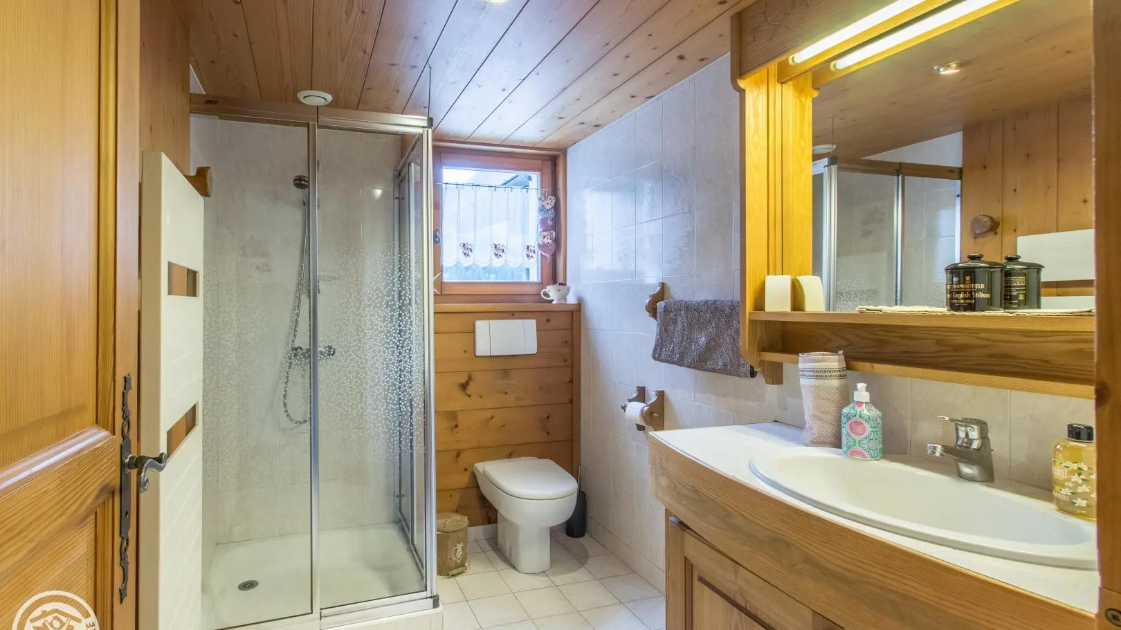 Salle d'eau avec sèche-serviette /sèche-cheveux /serviette de bain /tapis de bain gel douche /savon