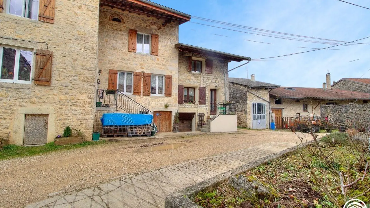 Gite mitoyen avec la résidence principale des propriétaires. Il possède une place de parking privée.