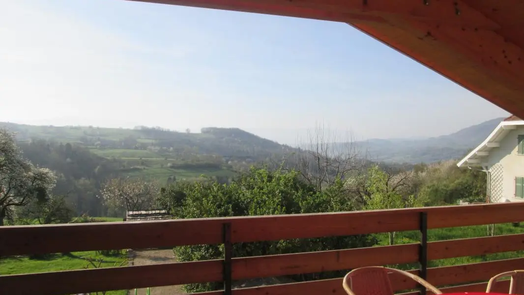 Grand calme et belle vue de la terrasse sur la campagne environnante.