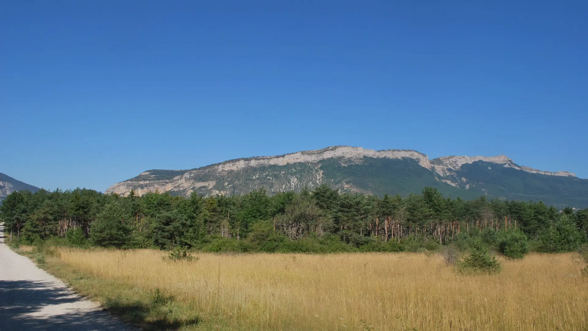 Le Rocher de Beaumont à l'horizon
