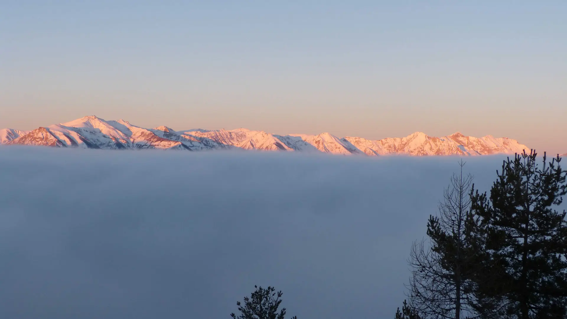 Villa Saint-Jean n°2-Vue montagnes avec brouillard-Valberg-Gîtes de France des Alpes-Maritimes