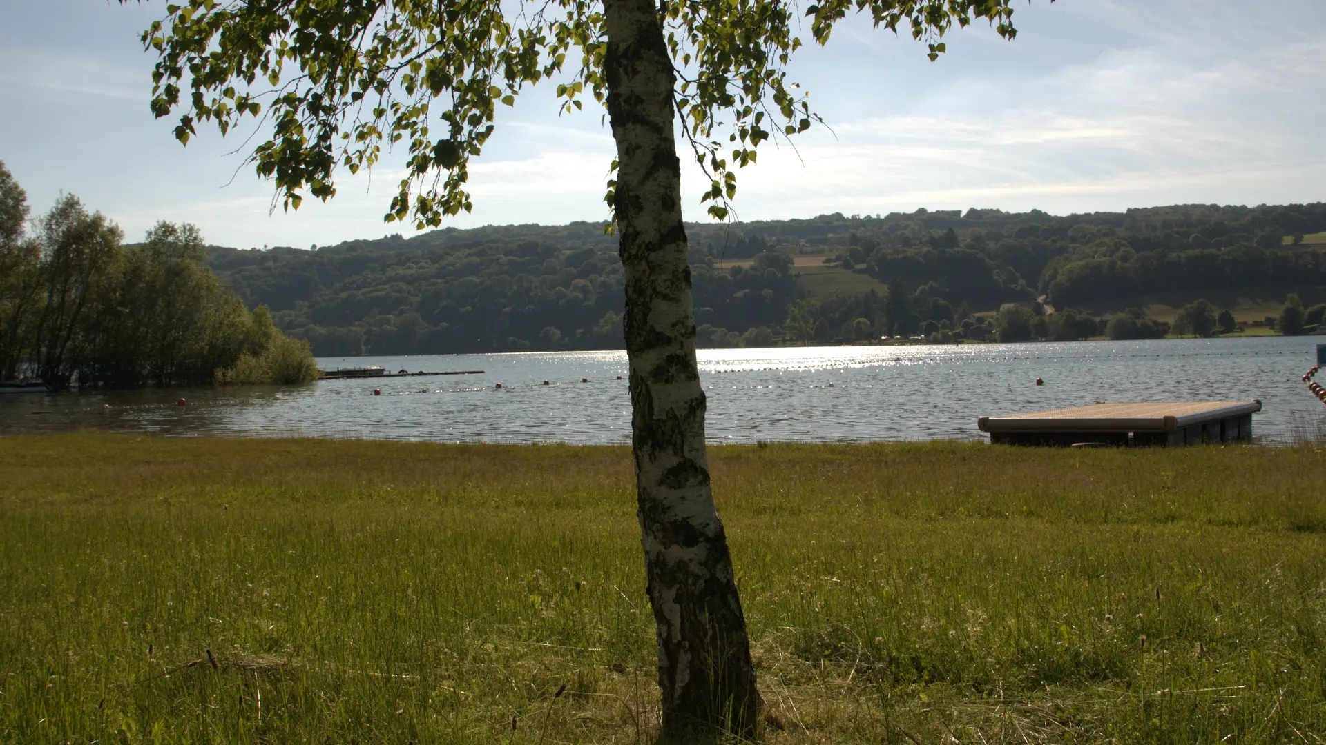 Quelques arbres et des tonnelles en saison pour ceux qui préfèrent s'abriter du soleil !