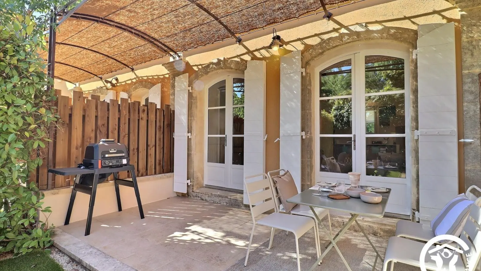 Terrasse avec son barbecue