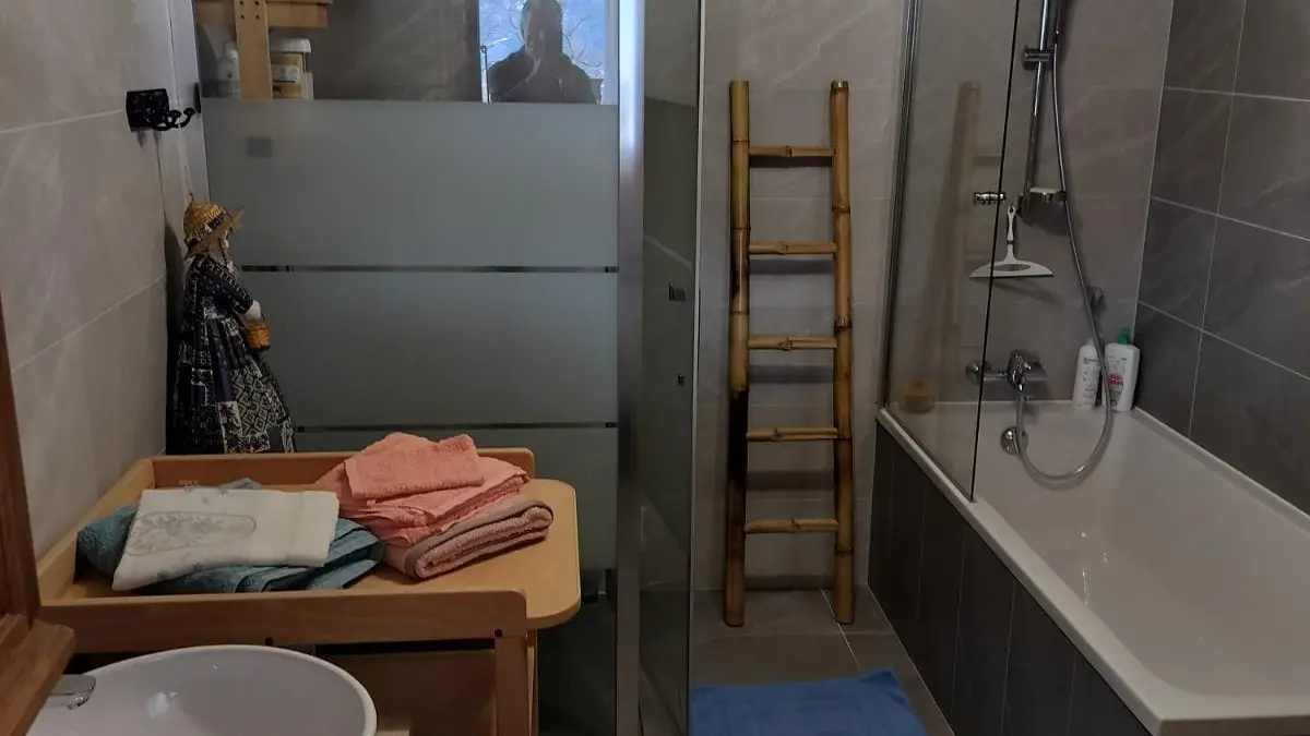 Douche, baignoire, porte serviette, lavabo