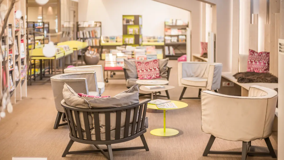 Intérieur de la médiathèque de la maison de Val à Val d'Isère