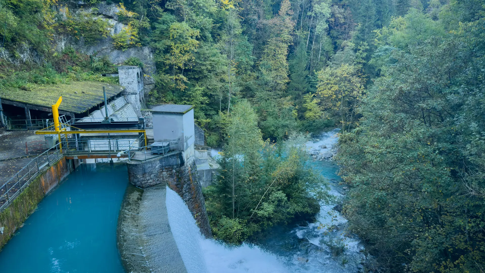 La centrale hydroélectrique en aval du pont