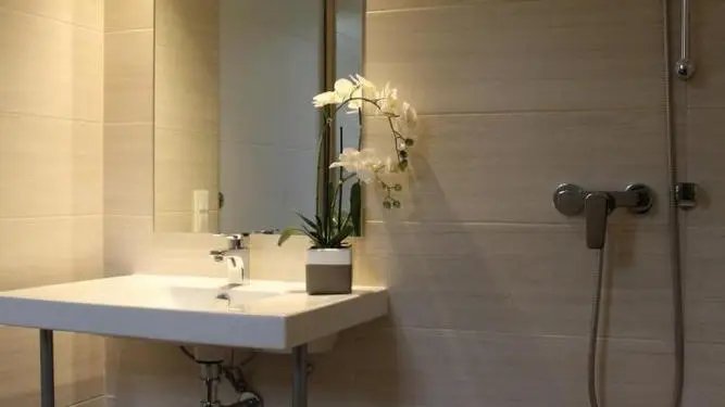 salle de douche avec lavabo espace pour fauteuil roulant