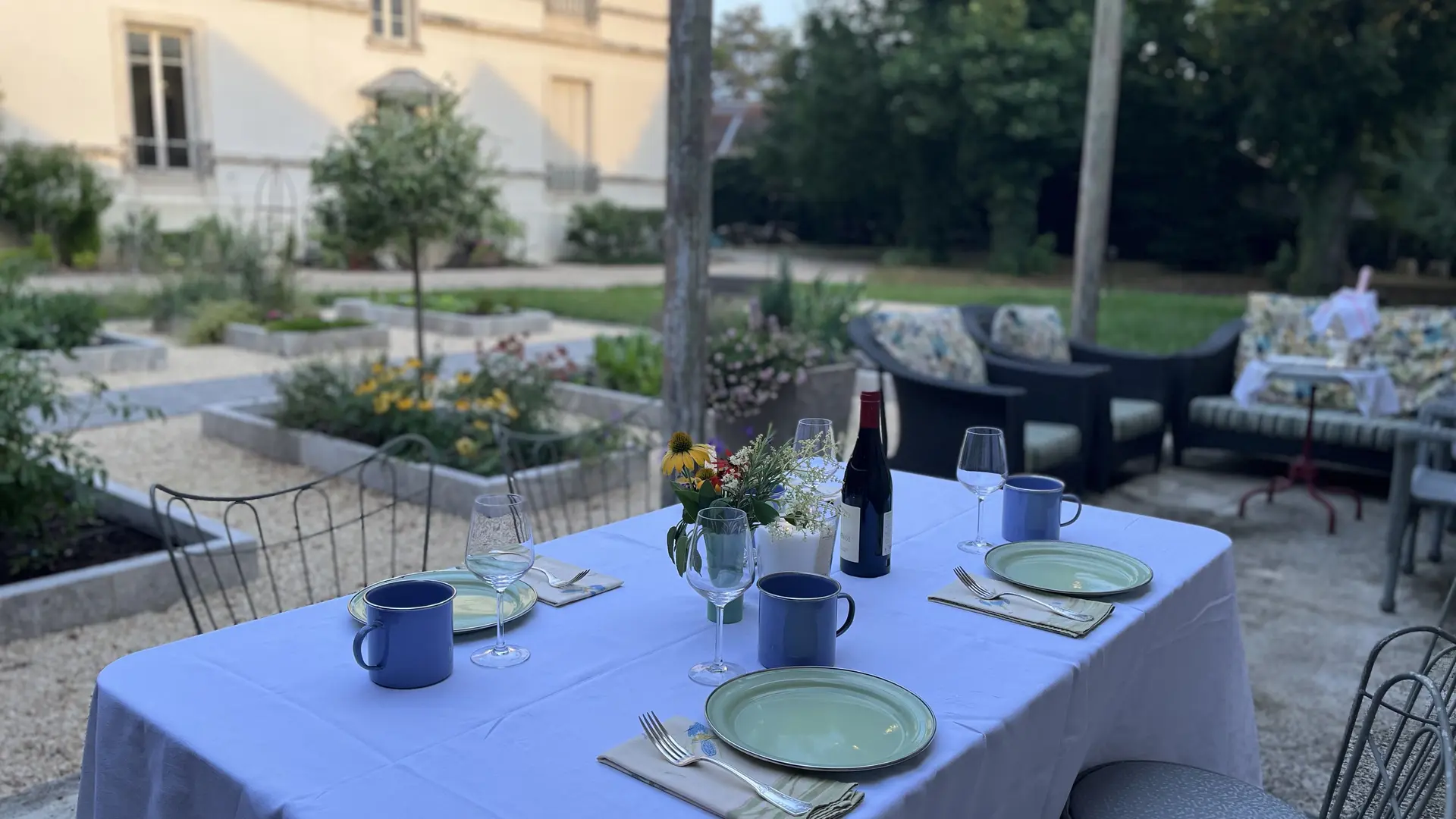 Le Terrace: Un théâtre de lumière et de convivialité.