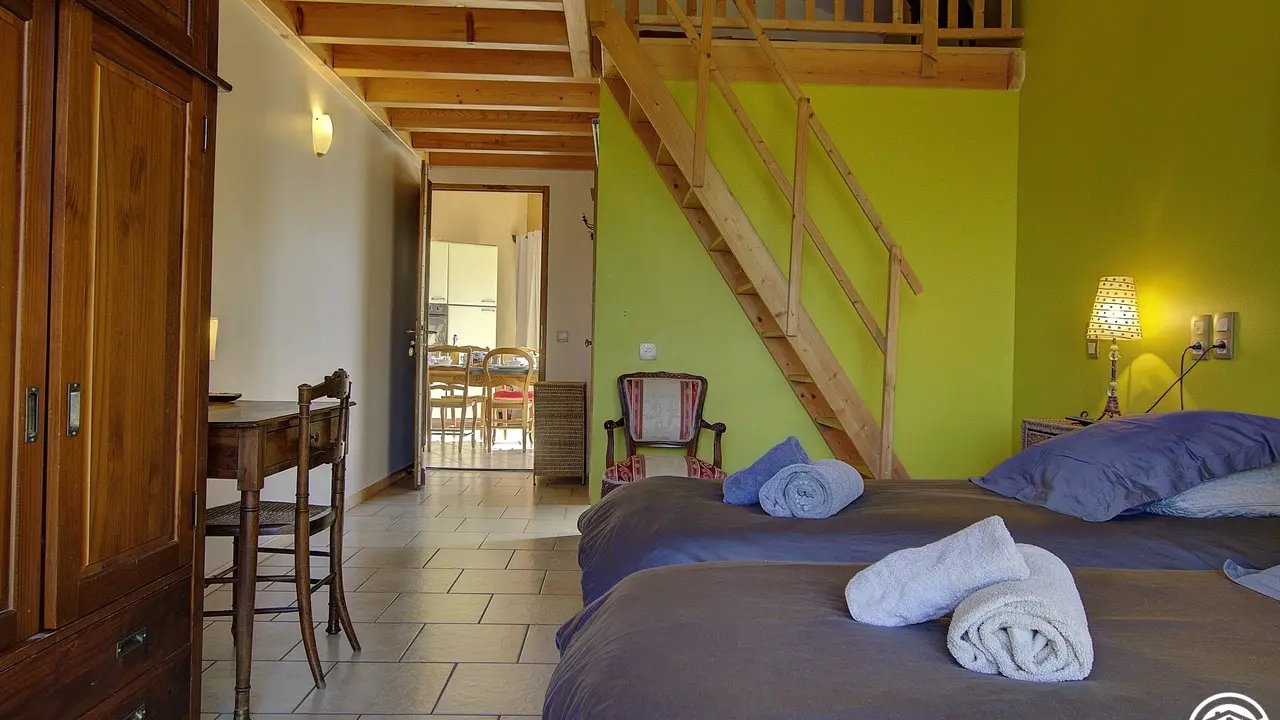 Chambre Chants d'oiseaux avec vue sur la pièce commune.