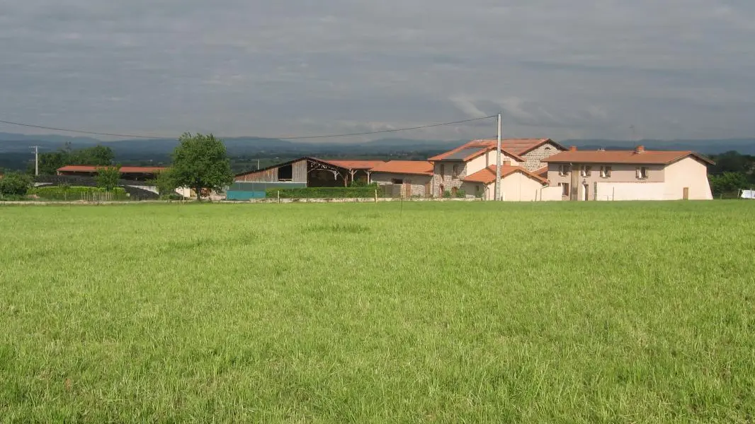 Vue générale des bâtiments et de la ferme.