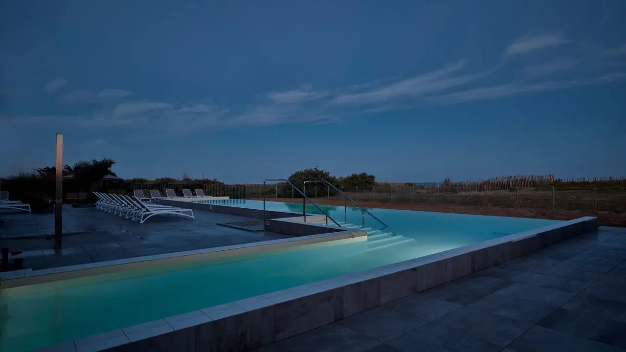 Piscine extérieure éclairée de nuit