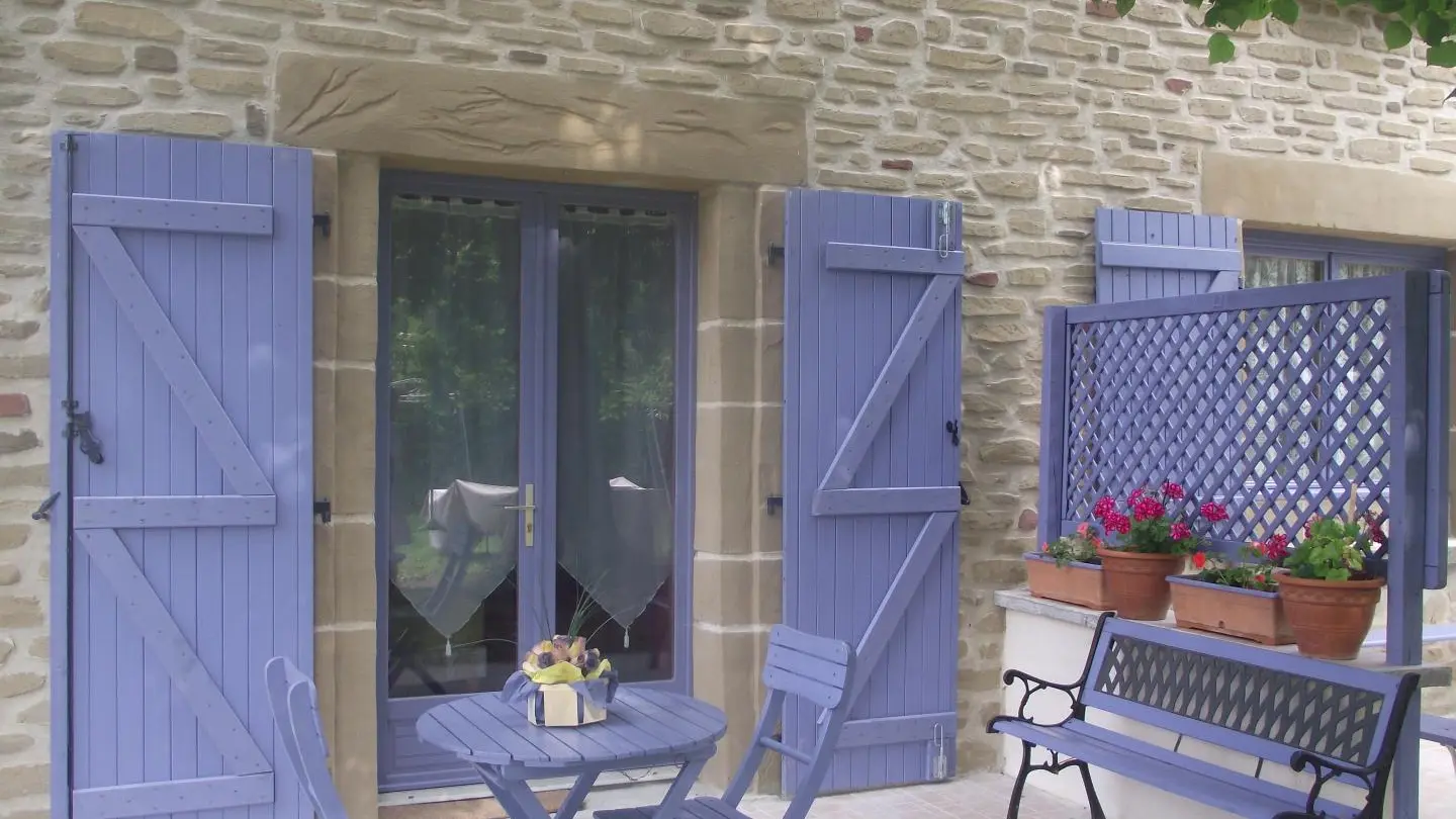 La terrasse privative devant la chambre Cerise