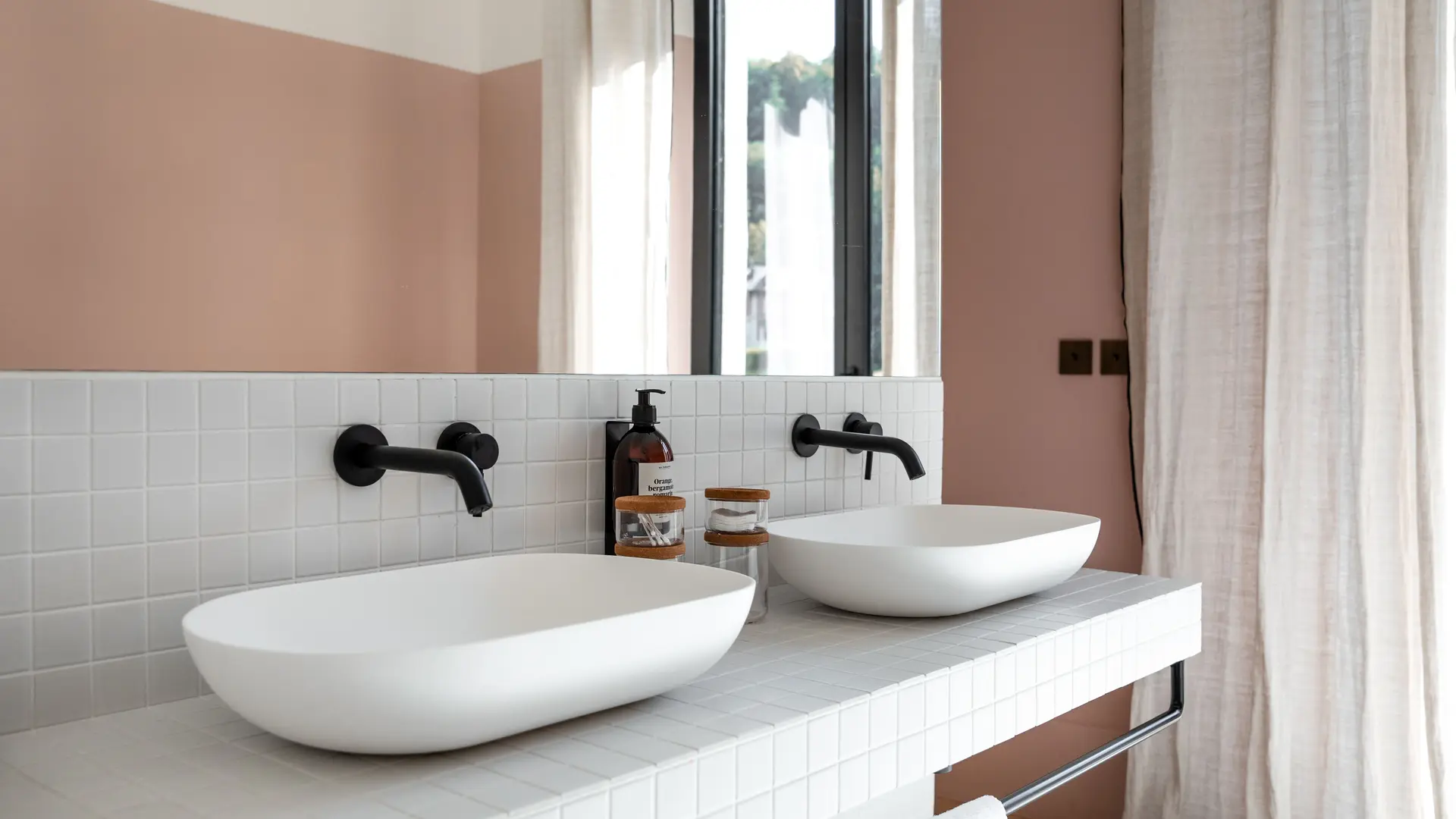 Salle de bains contemporaine dans les tons de rose avec une double vasque