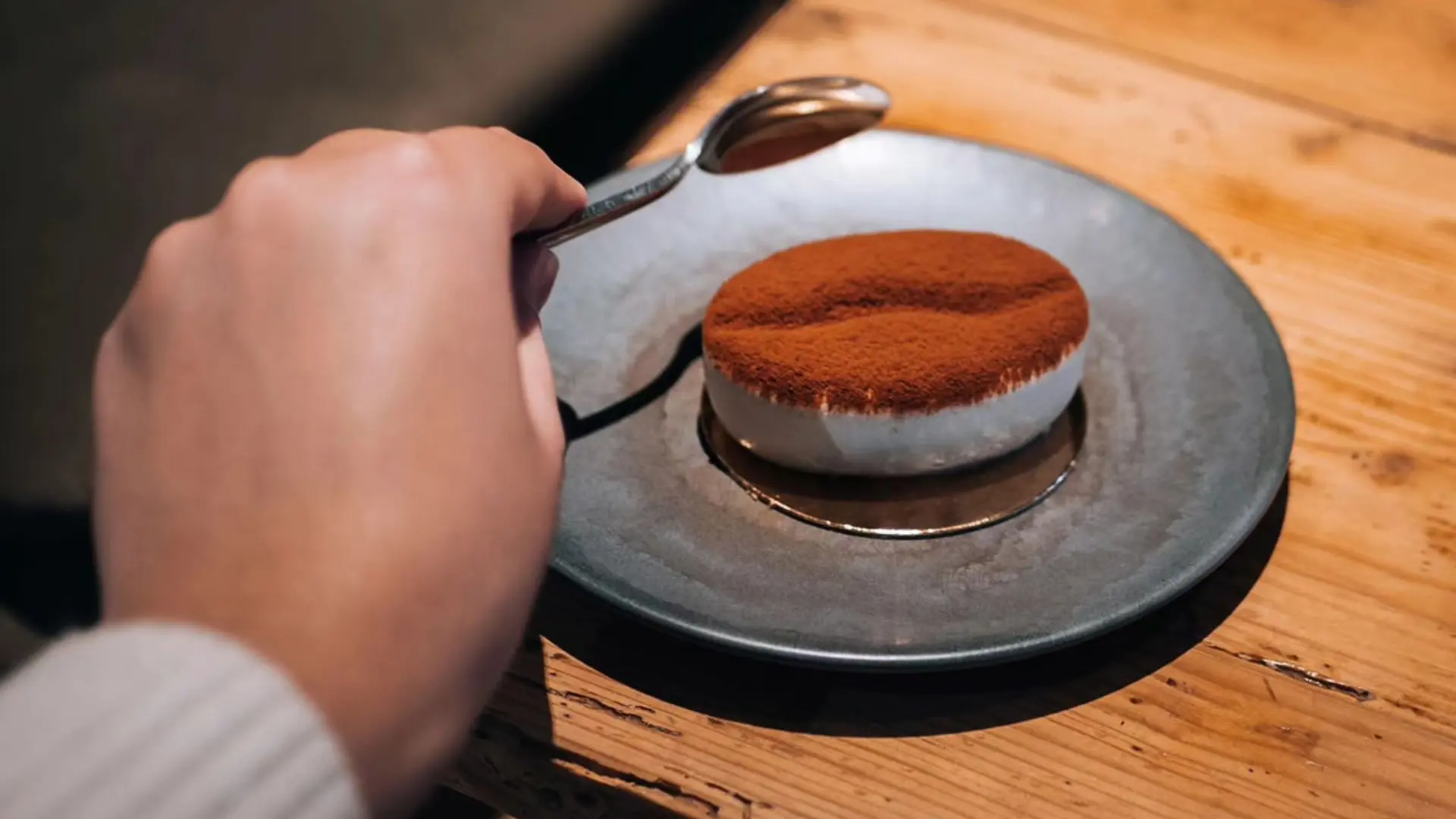 main cuillère et tiramisu