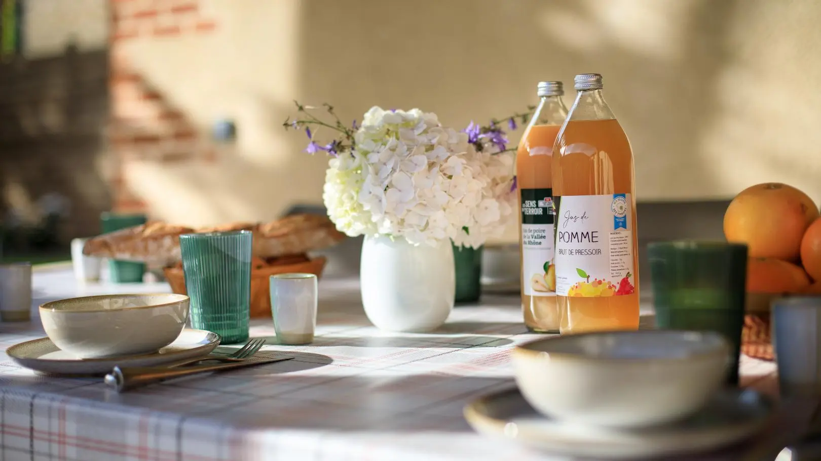 petit déjeuner sur table à l'extérieur