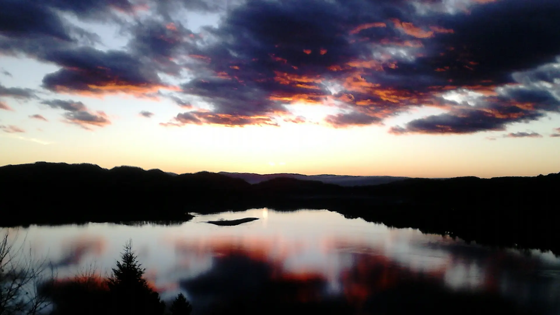 Vue lac au soleil couchant