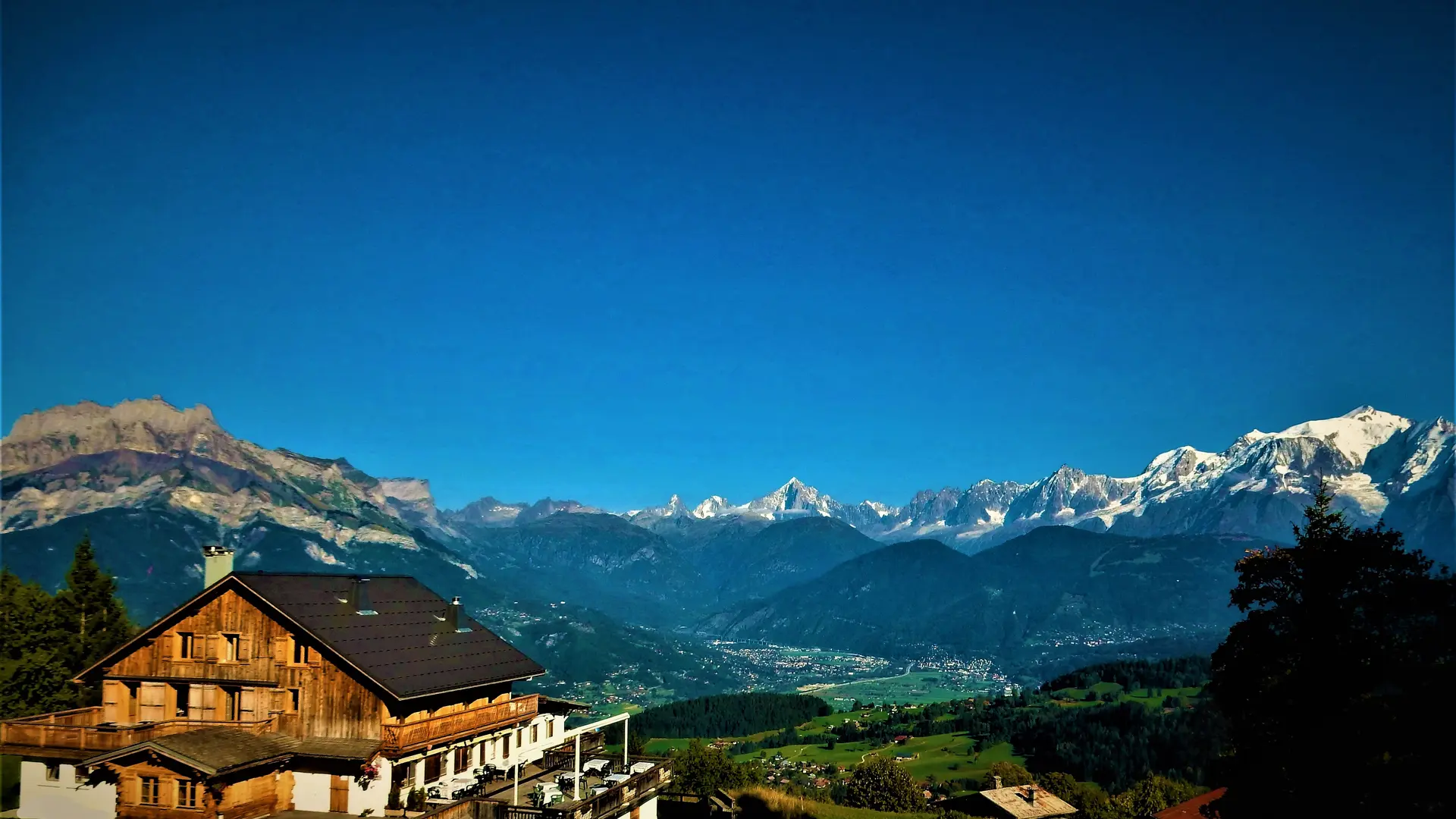 Chalet et panorama en été