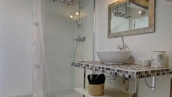 salle de douche mansardée aussi