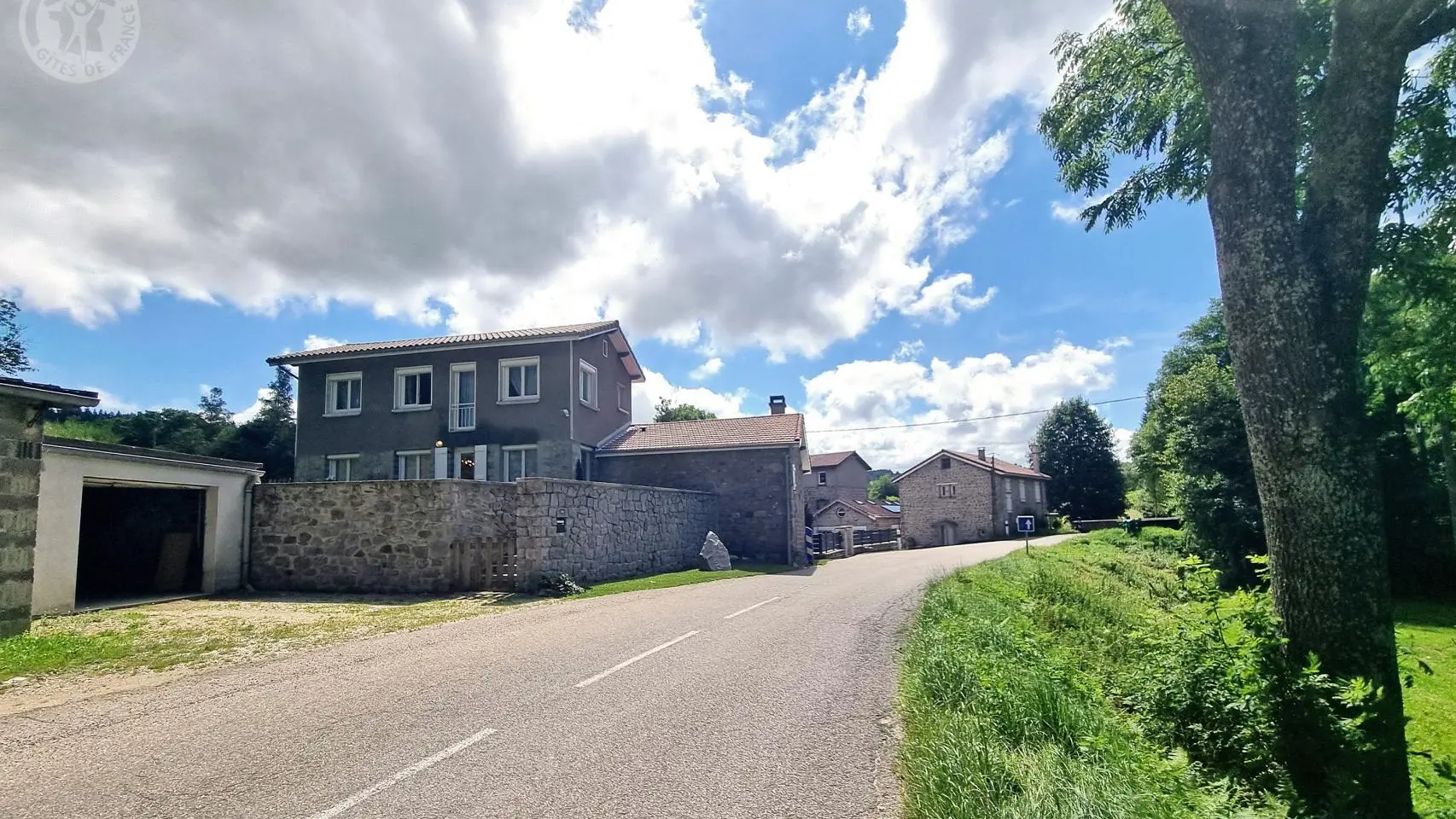 Gîte dans le hameau de campagne longé par la D10.
