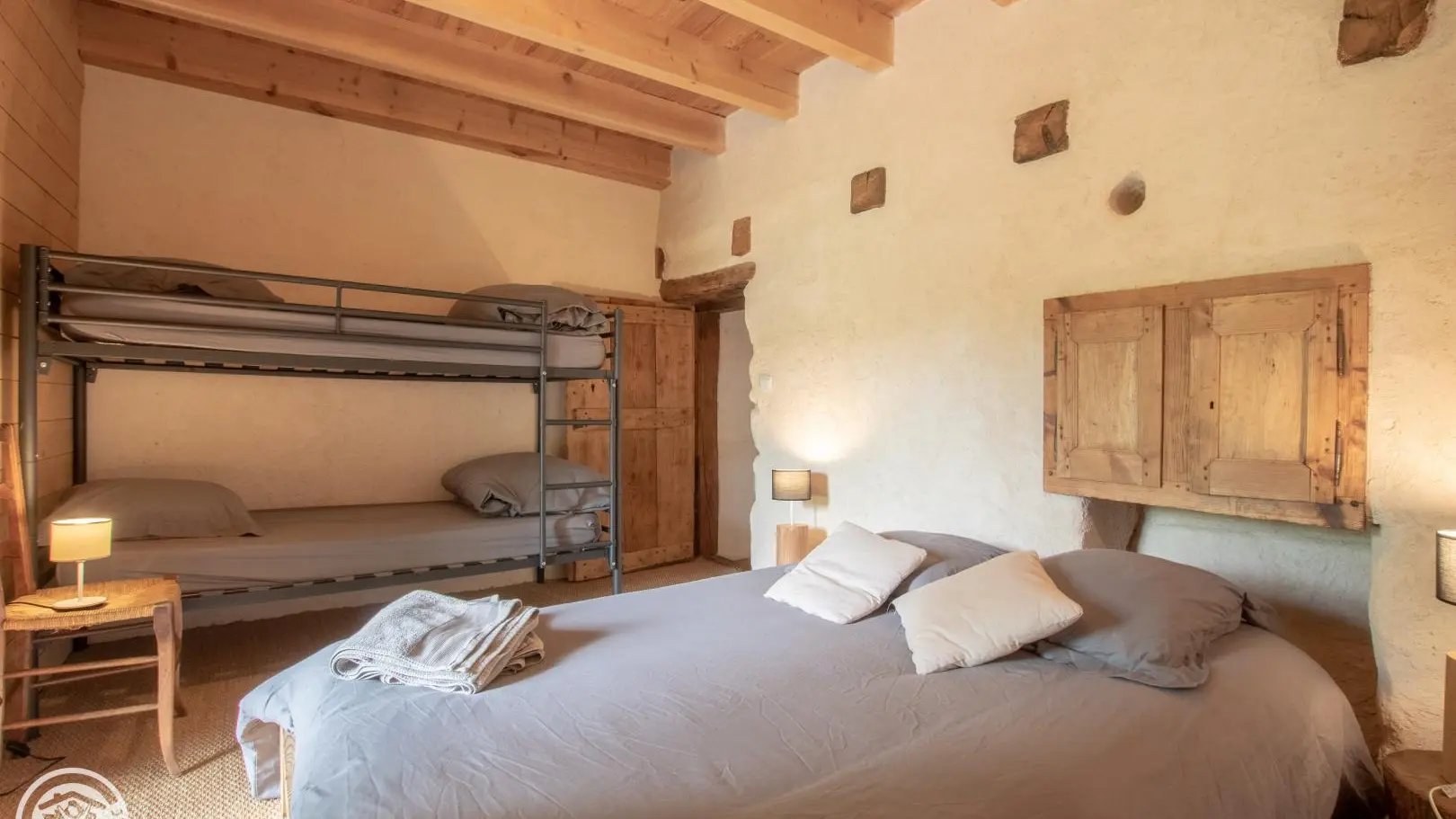 Chambre familiale à l'étage : 2 lits superposés et 1 lit double 140