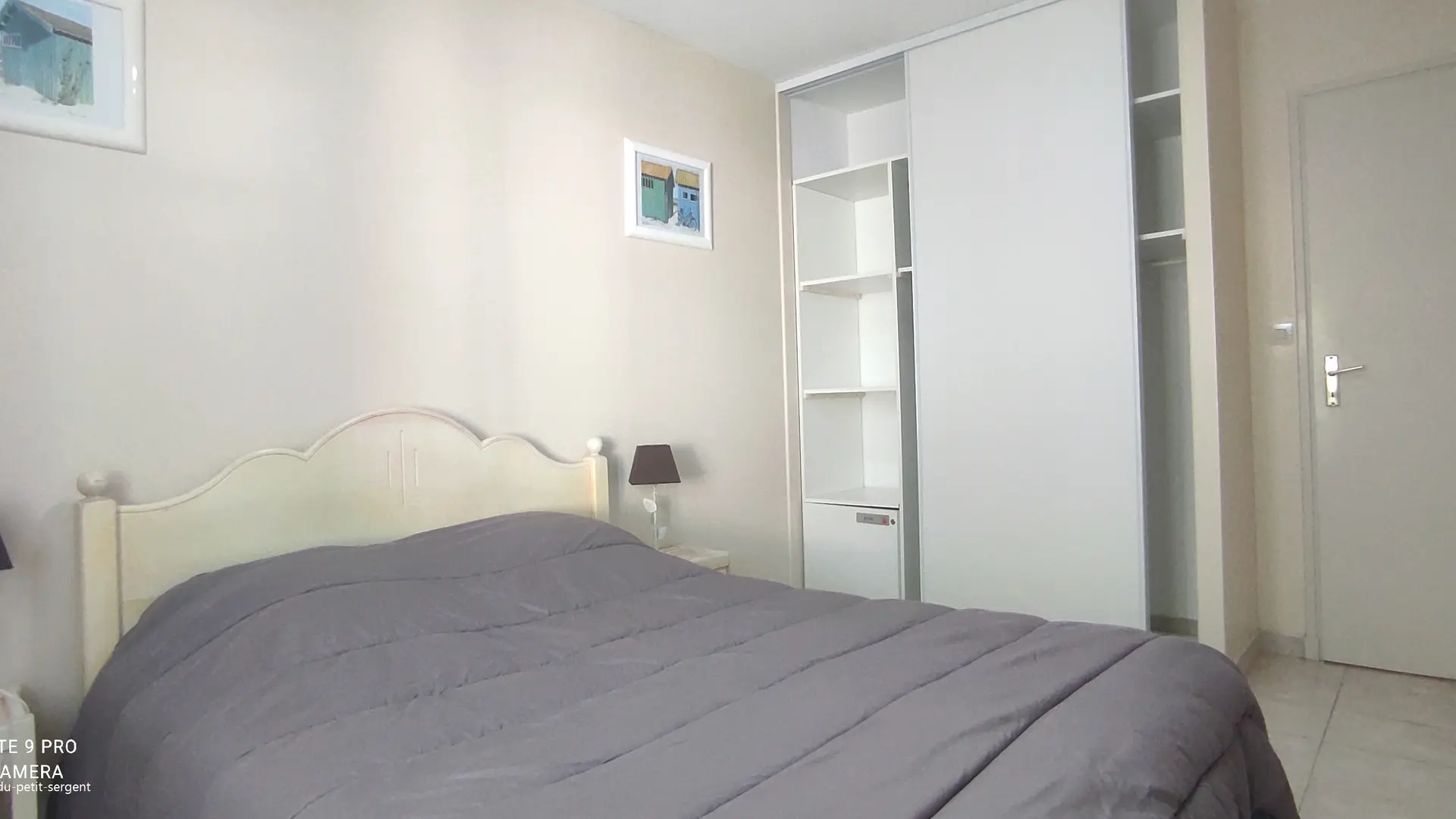 Schlafzimmer 1 mit einem großen Bett und einem großen Kleiderschrank