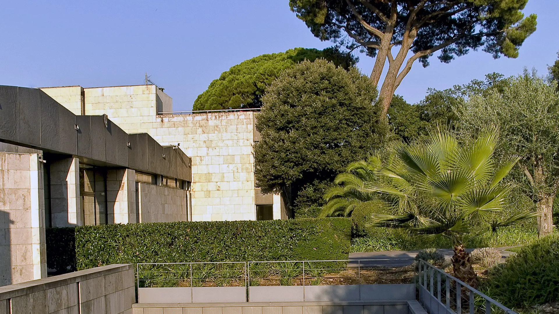 Jardin et entrée du musée national Marc Chagall, Nice. Photo : DR / musées nationaux du XXe siècle des Alpes-Maritimes, 2025