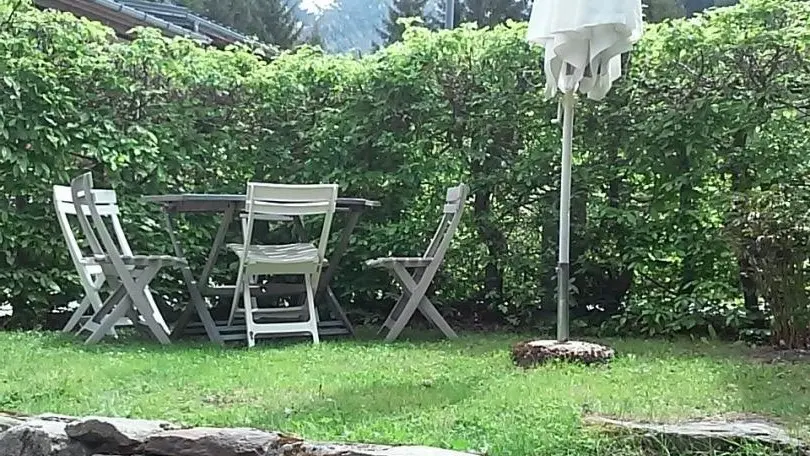 Le jardin devant le gite. Il est entièrement clos et à votre seul usage.