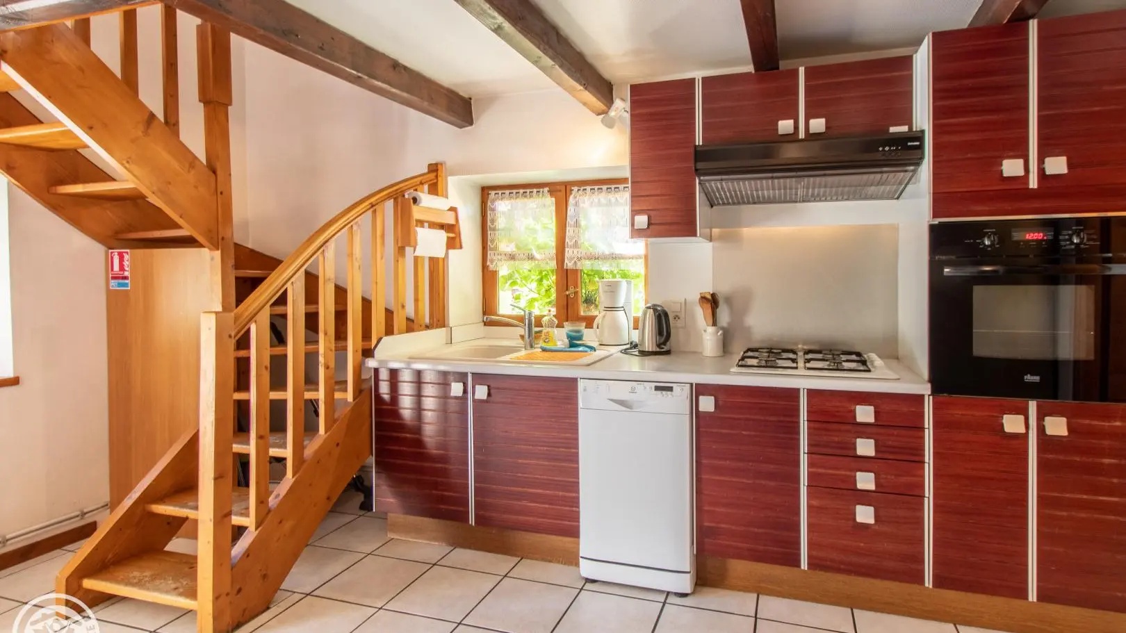 Cuisine ouverte avec escalier d'accès aux étages