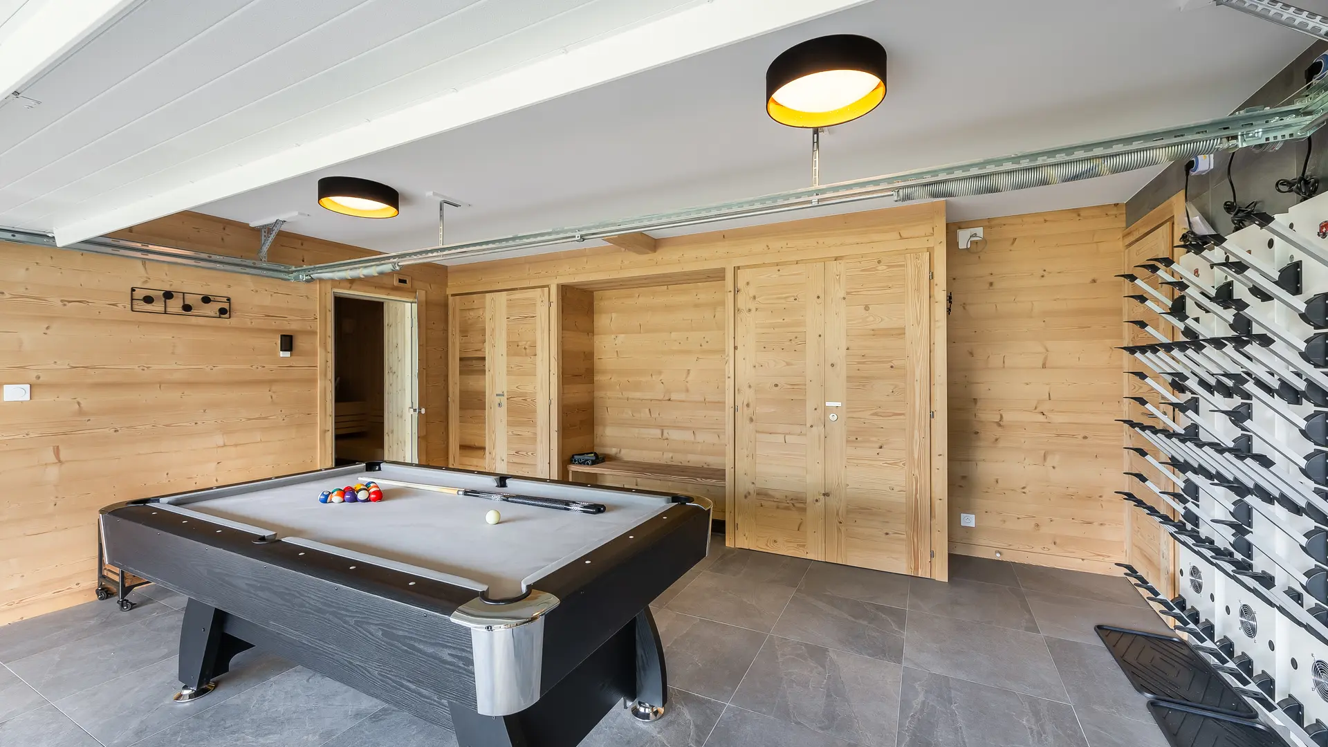 Salle avec billard et sèche-chaussures