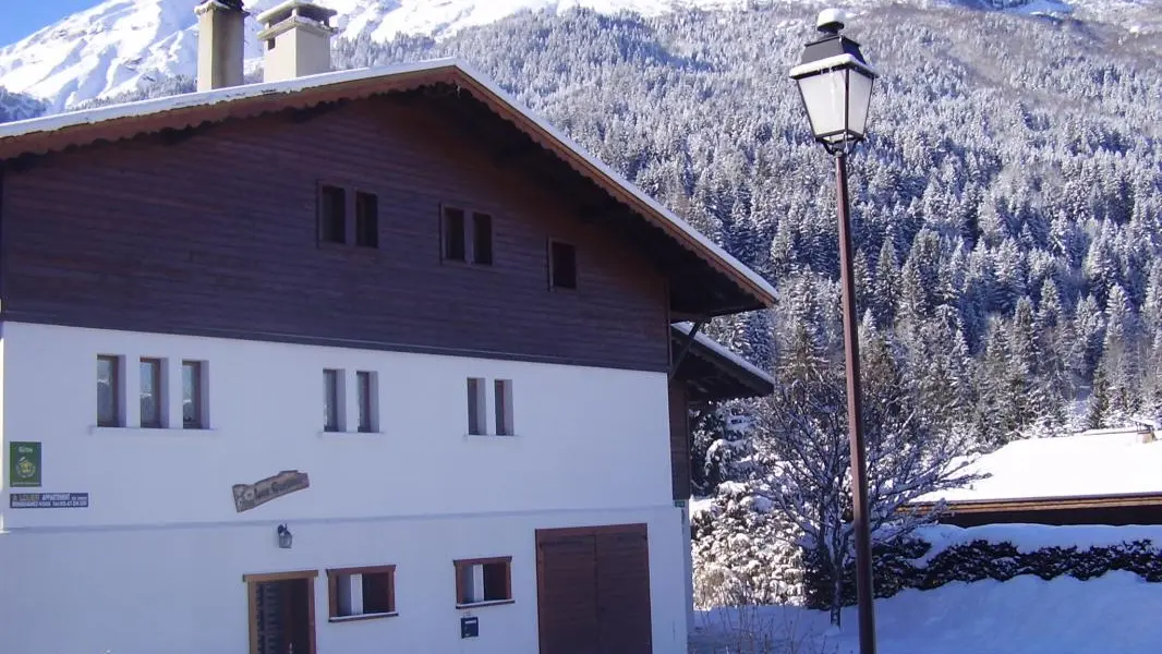 chalet Les Carlines. Là-haut le Mont Joly sous son blanc manteau.
