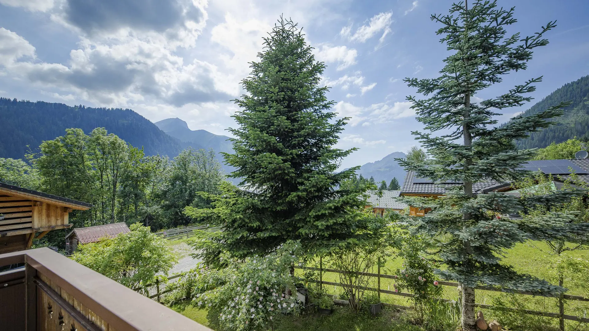 Vue_balcon_été_La_Roseraie_Châtel
