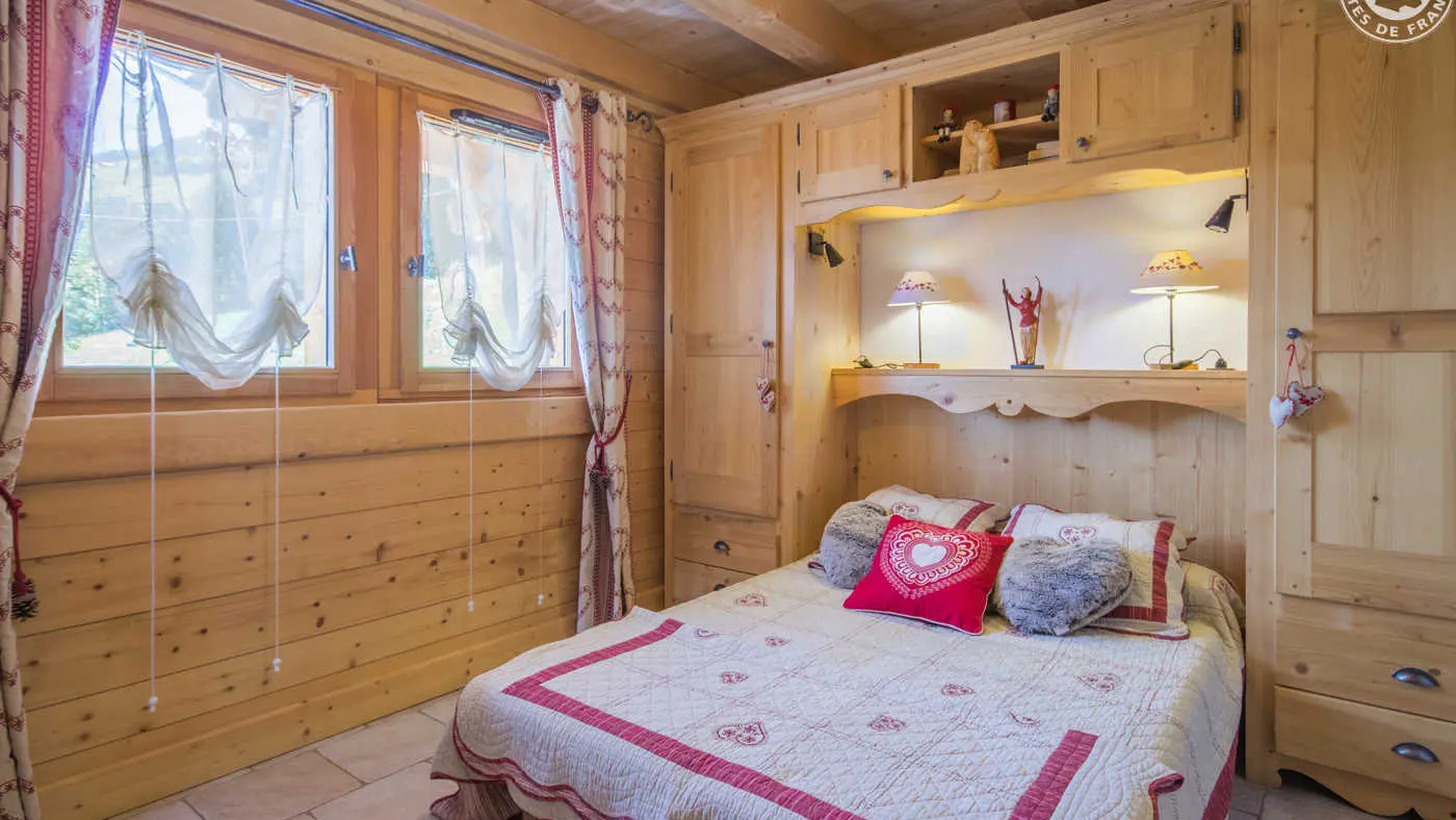 Chambre avec TV et une salle d'eau privative