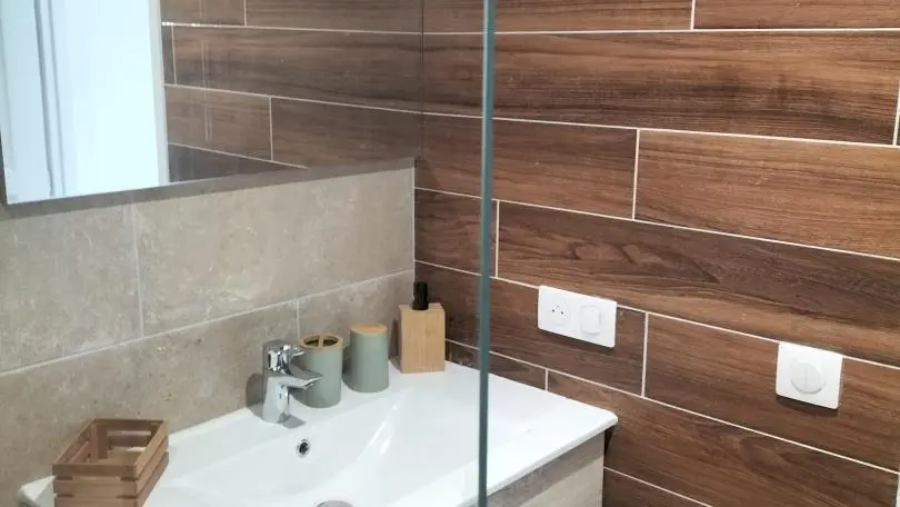 Gîte le Moderne-Salle d'eau-Contes-Gîtes de France Alpes-Maritimes