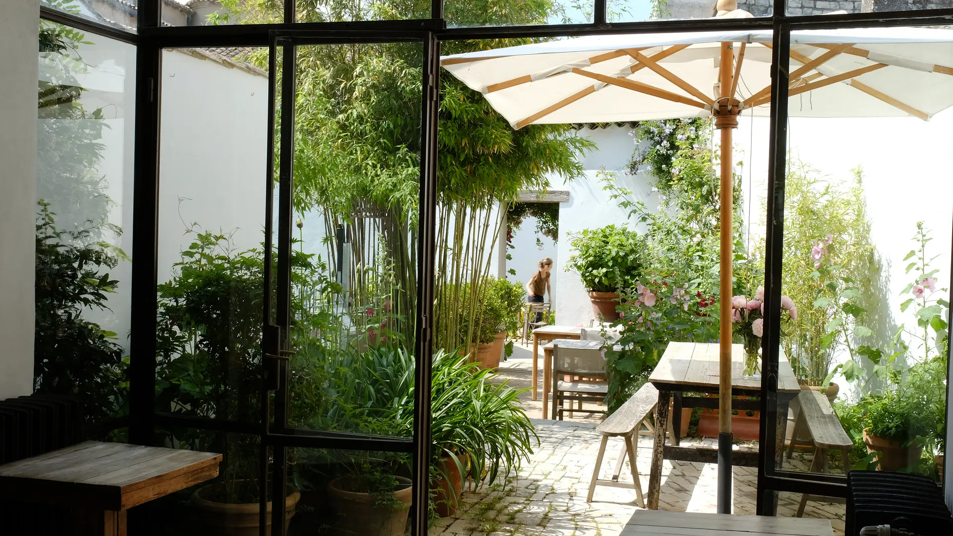 patio jardin salon fleurs luxe raffiné