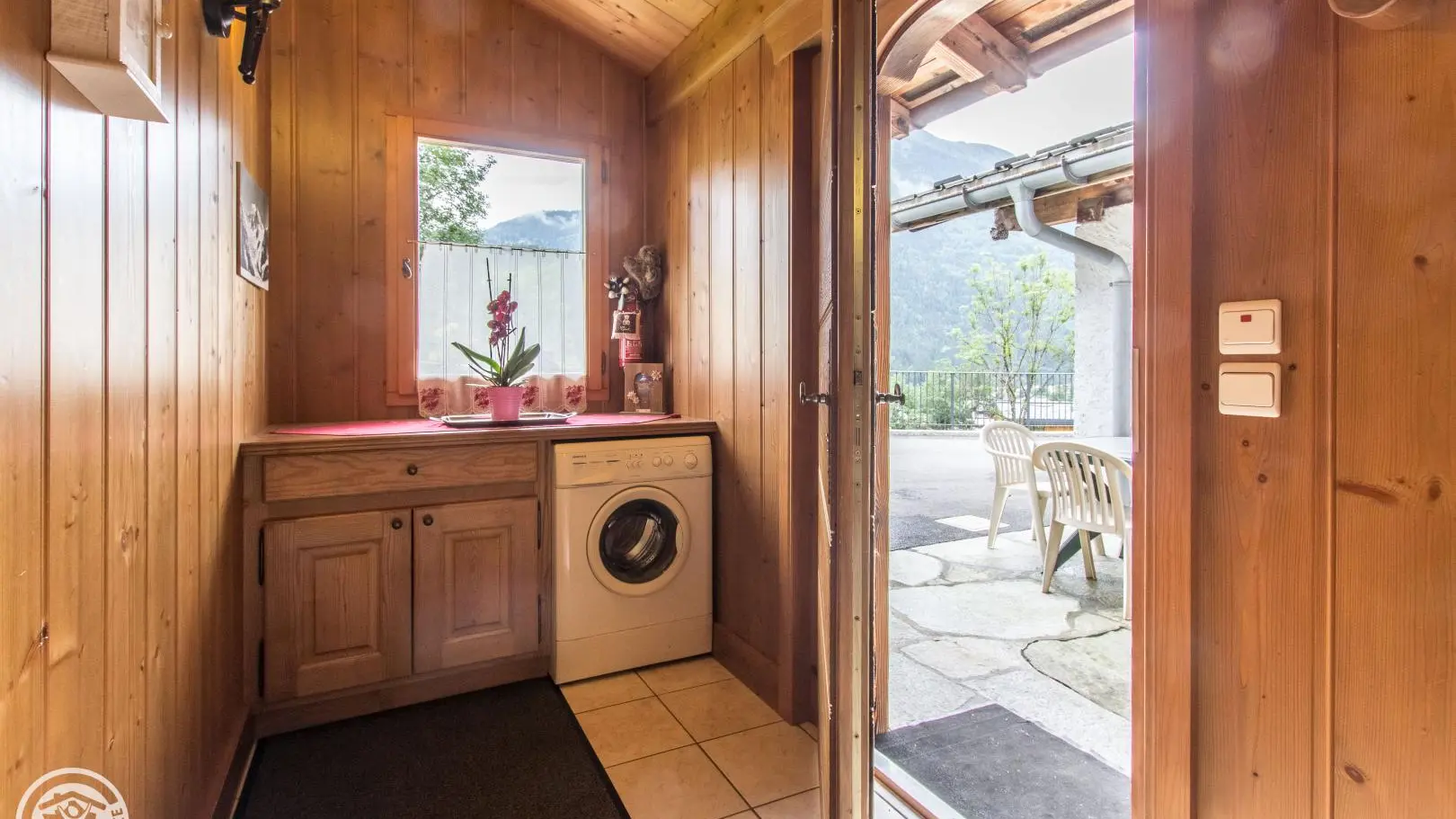 Hall d'entrée avec Lave-linge   placard