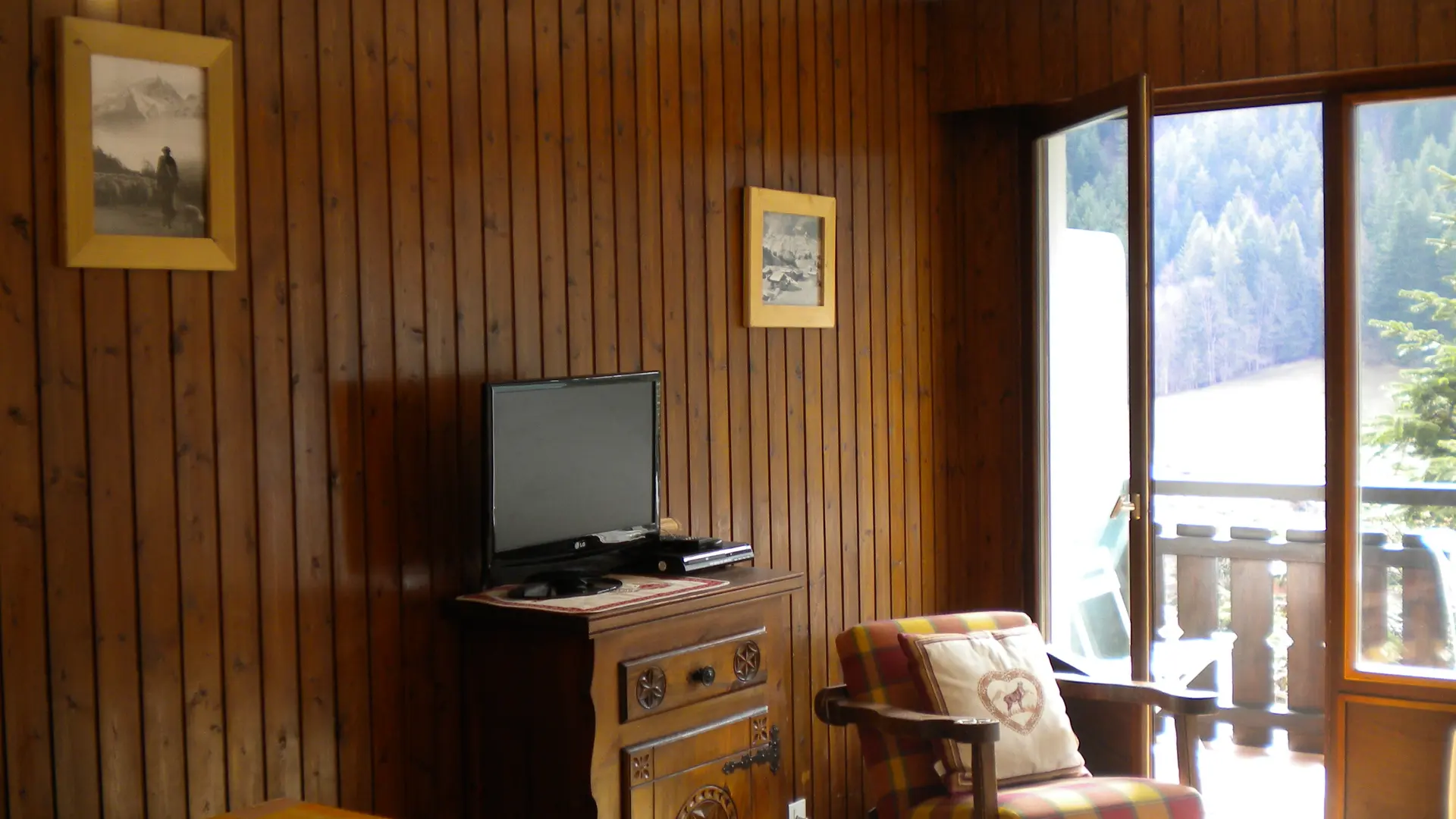 Séjour avec télévision/Living room with a television-Charme-Le Grand-Bornand