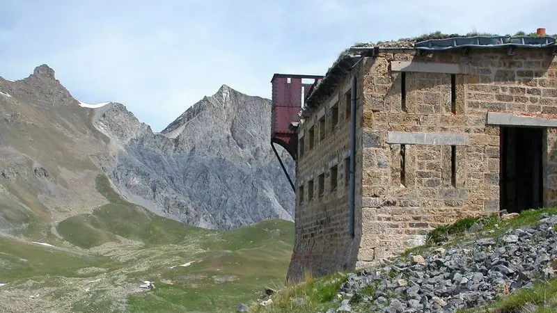 Le fort du Camp des Fourches avec sa tourelle métallique dite « Séré de Rivière ».