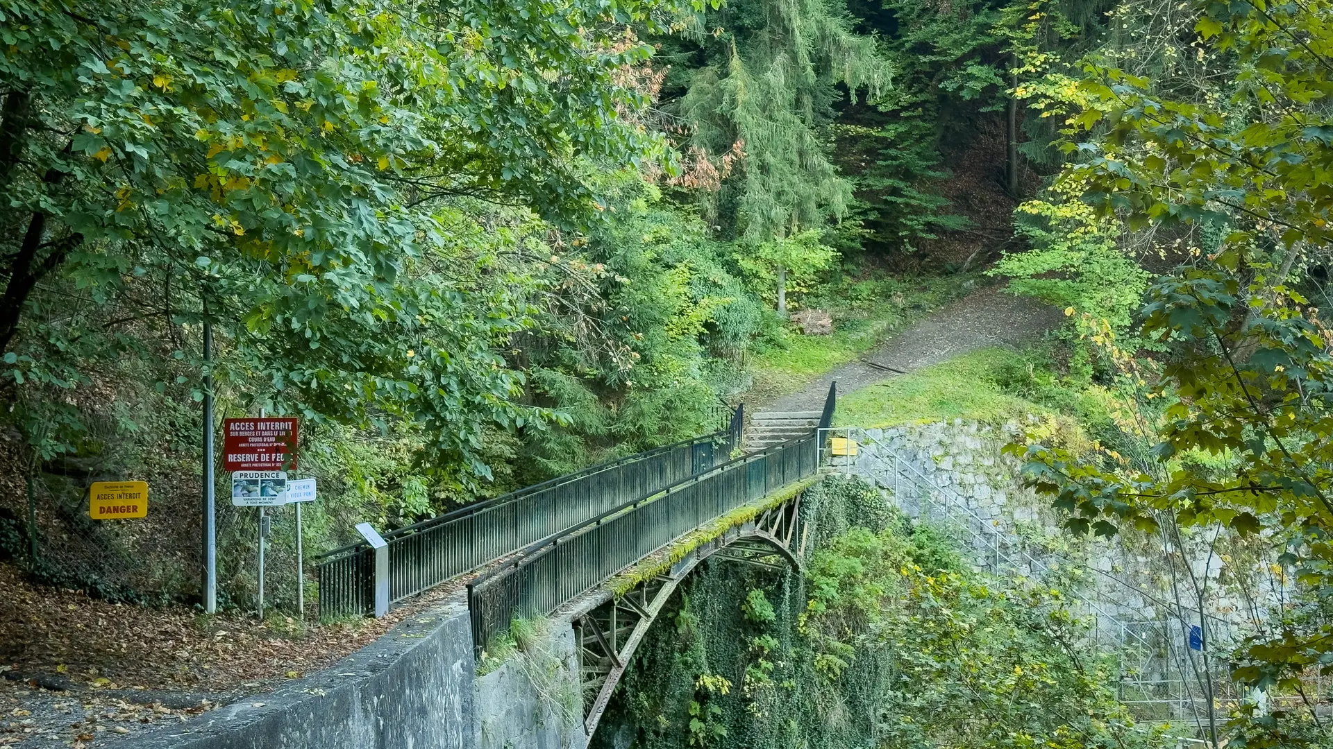 Pont vu depuis la rive droite